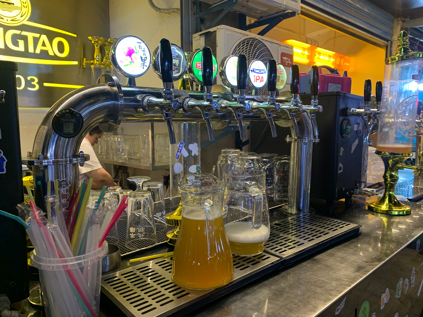 Xi'an Bar Crawl: Drinking, Gaming, and Meeting with Locals