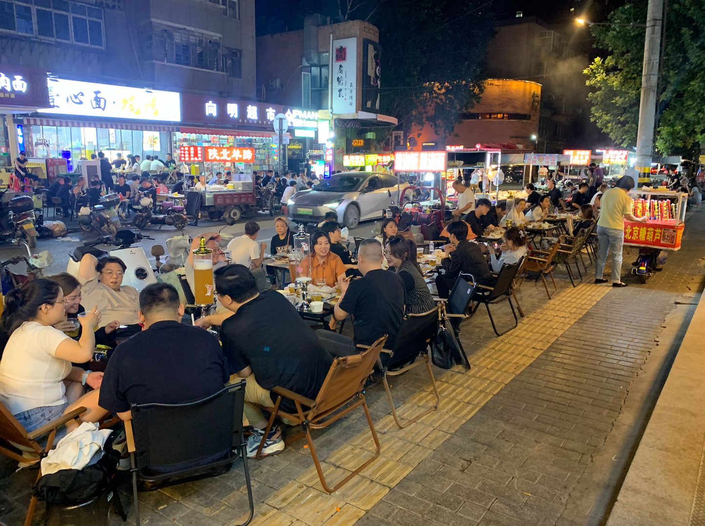 Xi'an Bar Crawl: Drinking, Gaming, and Meeting with Locals